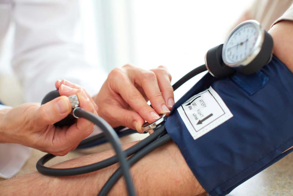 La presión arterial debe medirse en ambos brazos para un mejor tratamiento de la hipertensión