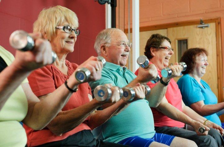 El ejercicio en grupo mejora la salud física y mental de los mayores