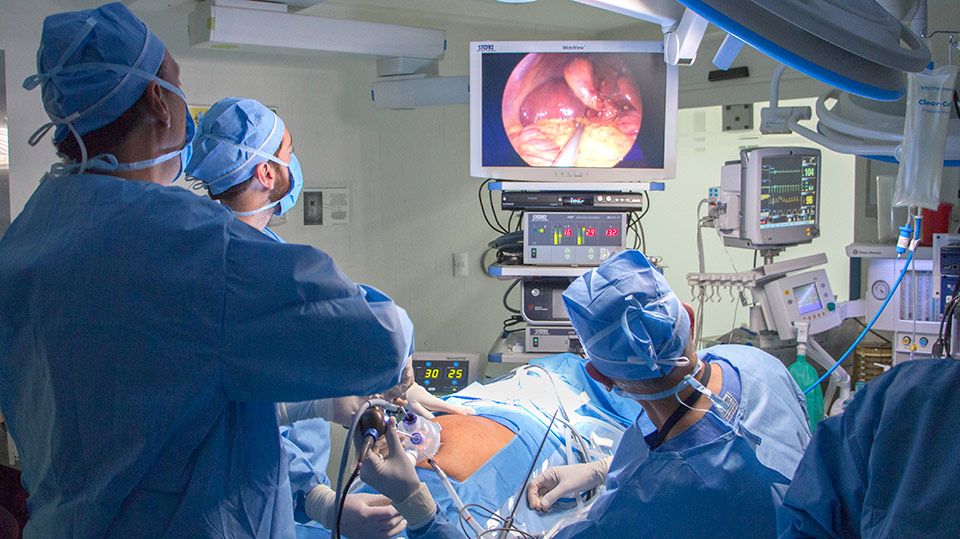 Se aplica una nueva técnica quirúrgica endoscópica para tratar sin cicatrices las diástasis de rectos y hernias 