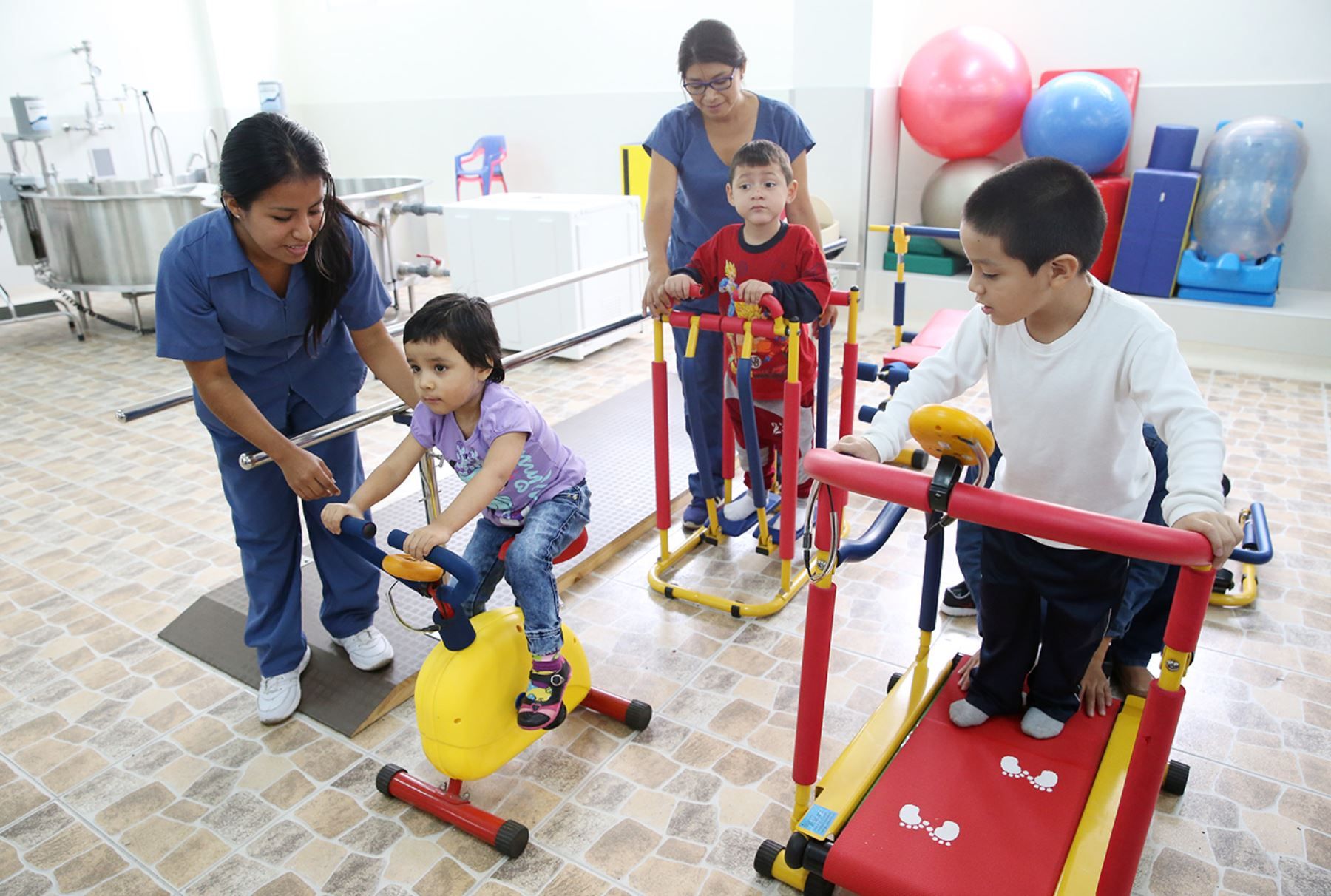 La neurorrehabilitación pediátrica aporta seguridad en el entorno escolar y personal de niños con retrasos del desarrollo