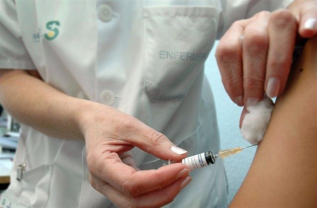 Los expertos coinciden en que vacunarse de la gripe este año debe convertirse en una prioridad tanto para niños como para adultos
